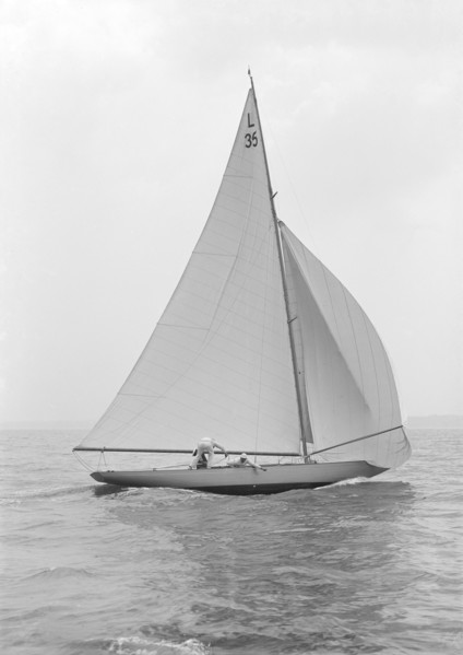 The 6 Metre 'Lanka' sailing with spinnaker, 1914. Creator: Kirk & Sons of Cowes.