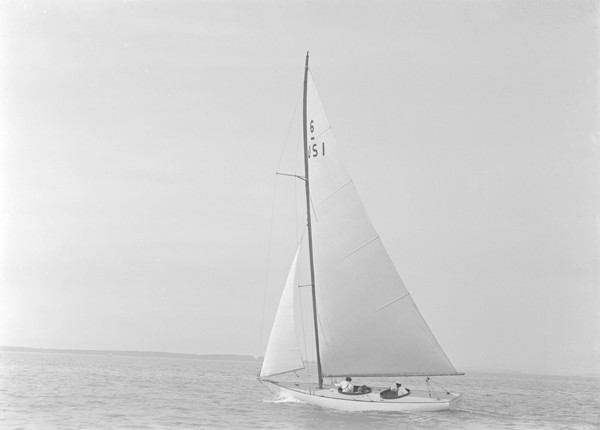 The 6 Metre 'Jeanie', 1921. Creator: Kirk & Sons of Cowes.