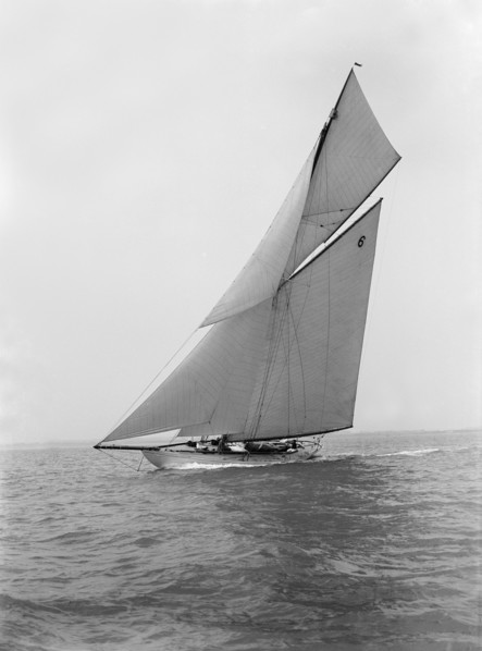 The 15 Metre cutter 'Ma'oona' sailing close-hauled, 1914. Creator: Kirk & Sons of Cowes.