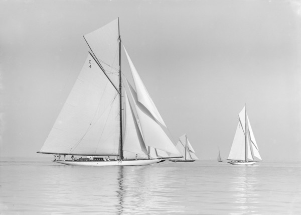 'Norada', 'Britannia' & 'Maudrey' sailing in gentle winds, 1913. Creator: Kirk & Sons of Cowes.