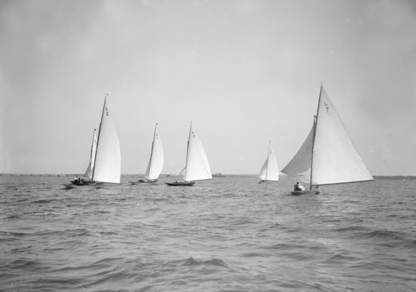 The 6 Metre class 'Cremona', 'Vanda' and 'Chrysanthe' racing downwind, 1913. Creator: Kirk & Sons of Cowes.
