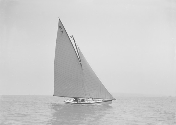 The 7 Metre class 'Ginevra' (K7), 1911. Creator: Kirk & Sons of Cowes.