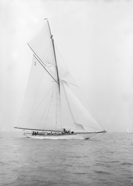 The 40-rater cutter 'Carina' sailing close-hauled, 1913. Creator: Kirk & Sons of Cowes.