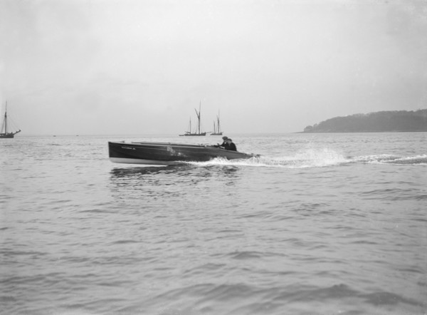 The hydroplane 'Vicuna III' underway, 1913.  Creator: Kirk & Sons of Cowes.