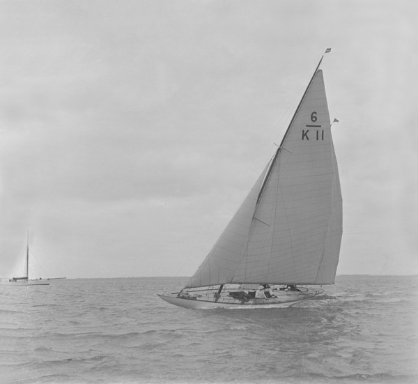 The 6 Metre class 'Freesia' sailing close-hauled, 1921. Creator: Kirk & Sons of Cowes.
