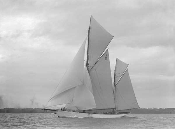 The 118 foot racing yacht 'Cariad', 1911. Creator: Kirk & Sons of Cowes.