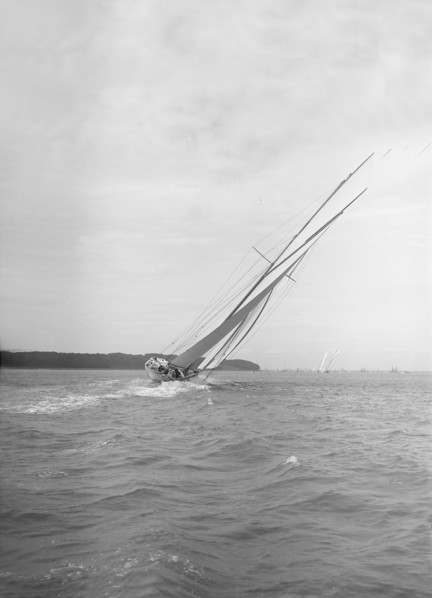 The Big Class 'White Heather II' heeling in a good wind, 1911. Creator: Kirk & Sons of Cowes.