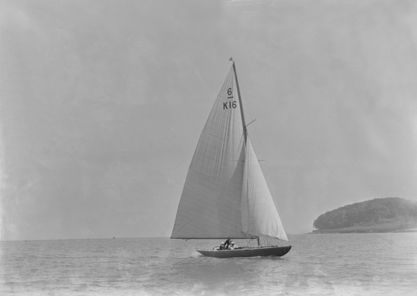 The 6 Metre class 'Jean' (K16) sailing in light winds, 1921. Creator: Kirk & Sons of Cowes.