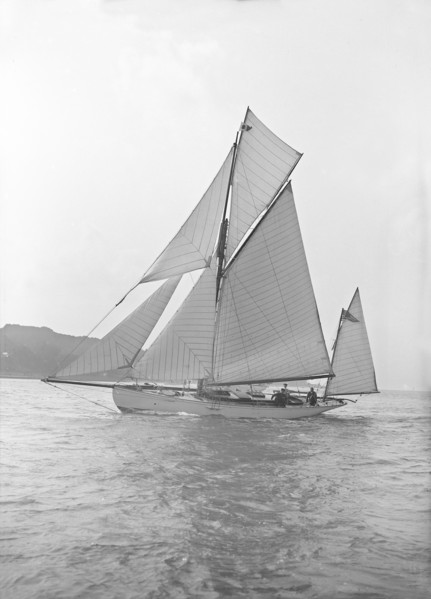 The 46 ft yawl 'Chinkara' under sail, 1913. Creator: Kirk & Sons of Cowes.