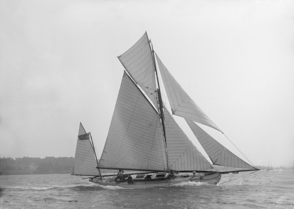 The 46 ft yawl 'Chinkara' under sail, 1913. Creator: Kirk & Sons of Cowes.