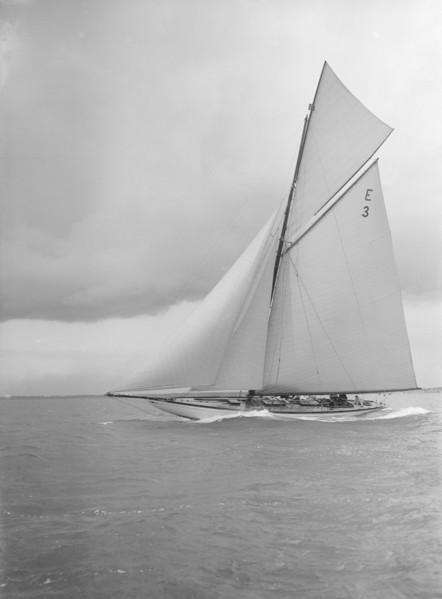 The 12 Metre 'Ierne' sailing close-hauled, 1912. Creator: Kirk & Sons of Cowes.