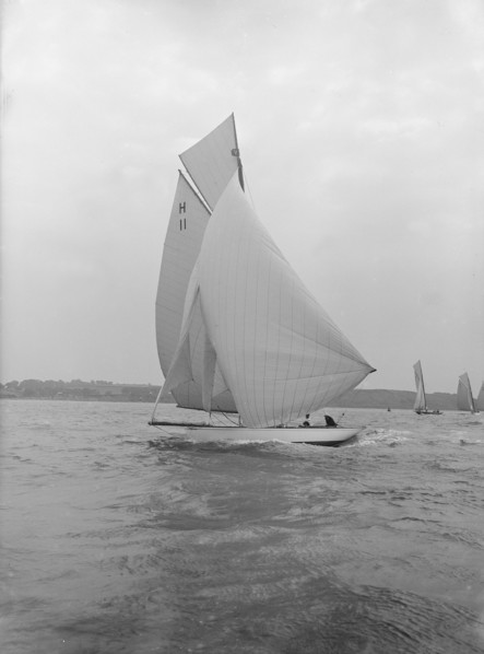 'Ventana' (H11), and early 8 Metre yacht, running downwind under spinnaker, 1913. Creator: Kirk & Sons of Cowes.