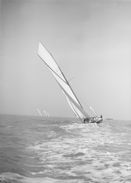 The gaff rigged cutter 'Bloodhound' sailing close-hauled, leaves wake, 1911. Creator: Kirk & Sons of Cowes.