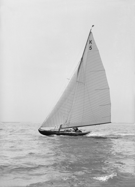 The 7 Metre yacht Strathendrick (K5), 1914. Creator: Kirk & Sons of Cowes.