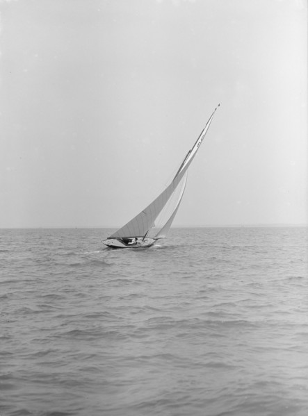 The 6 Metre class 'Nurdug III' sailing upwind, 1913. Creator: Kirk & Sons of Cowes.