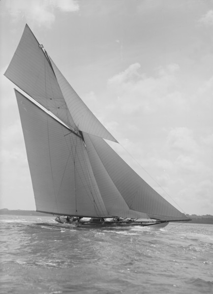 The 19-metre class 'Mariquita' sailing close-hauled, 1911. Creator: Kirk & Sons of Cowes.
