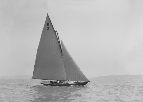 The 7 Metre 'Nelta' (K3) sailing close-hauled, 1911. Creator: Kirk & Sons of Cowes.