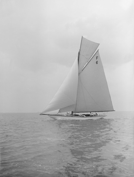 The 10 Metre class 'Eleda' (F6) sailing close-hauled, 1913. Creator: Kirk & Sons of Cowes.