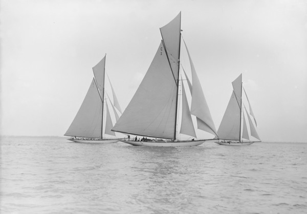 The 19-metre class 'Norada', 'Wendula' & 'Mariquita' racing close-hauled, 1911. Creator: Kirk & Sons of Cowes.