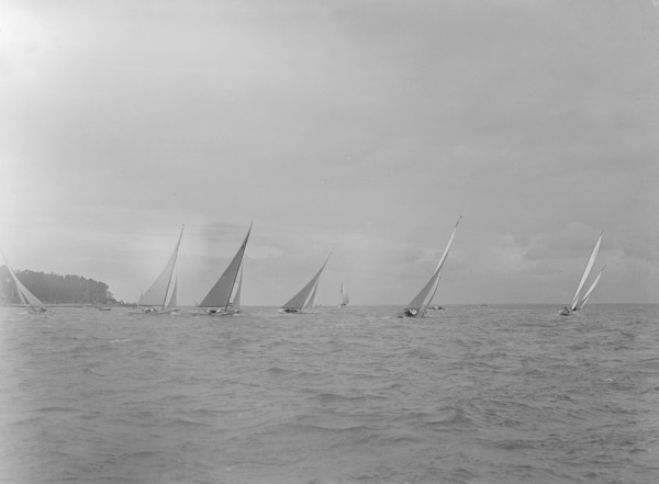 Group of 6 Metre boats racing, 1922. Creator: Kirk & Sons of Cowes.