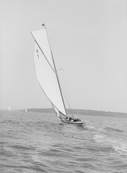 The 8 Metre 'Garraveen', 1914. Creator: Kirk & Sons of Cowes.