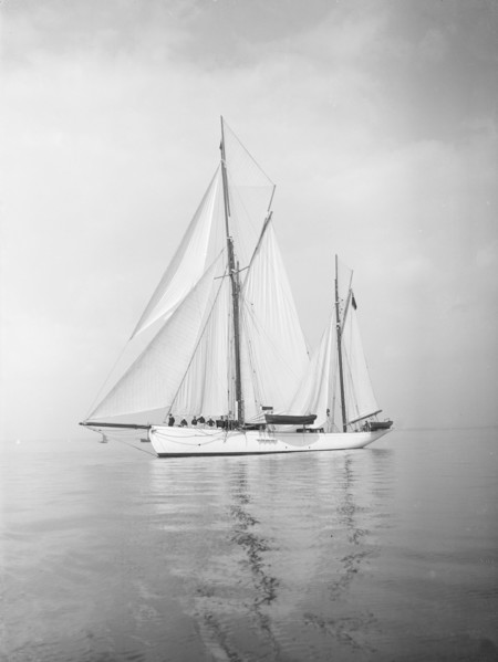 The 134 ton ketch 'Lavengro' under sail, 1911. Creator: Kirk & Sons of Cowes.