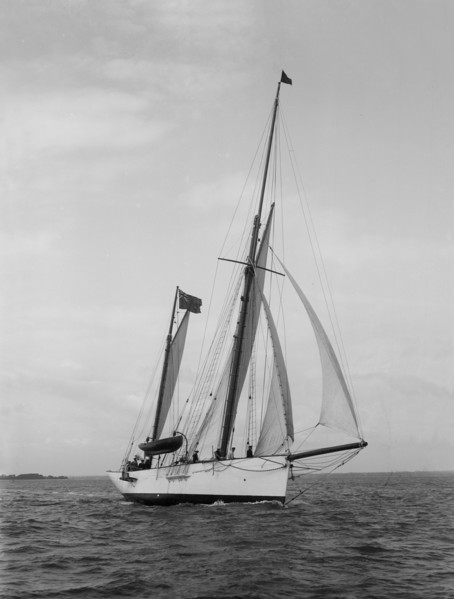 The 167 ton ketch 'Anemone' under sail, 1922. Creator: Kirk & Sons of Cowes.