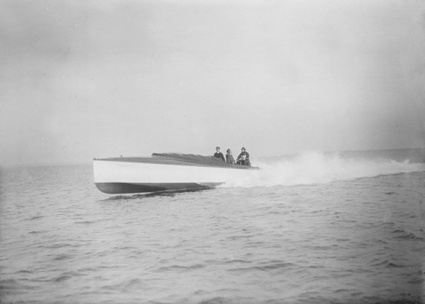 The 40 ft hydroplane 'Pioneer' under way. Creator: Kirk & Sons of Cowes.