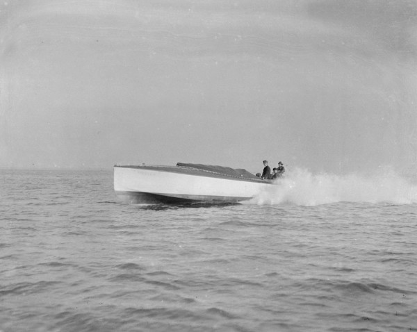 The 40 ft hydroplane 'Pioneer' under way. Creator: Kirk & Sons of Cowes.