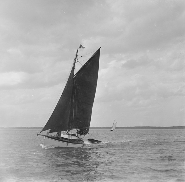 The 6 ton ketch 'Shona' under sail, 1921. Creator: Kirk & Sons of Cowes.