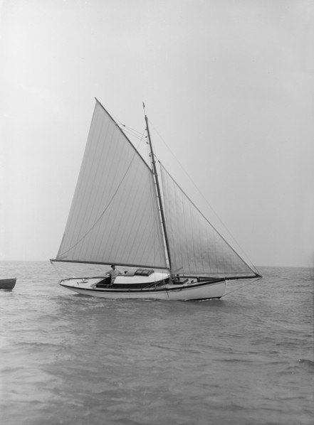 The gaff rigged yacht 'Nautilus', 1912. Creator: Kirk & Sons of Cowes.
