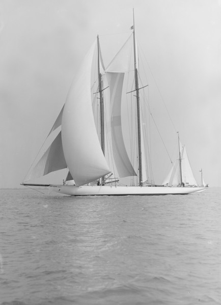 The 380 ton A Class schooner 'Margherita' sailing under spinnaker, 1913. Creator: Kirk & Sons of Cowes.