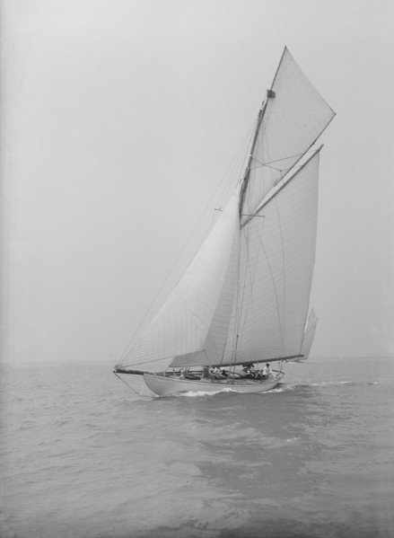 The 15 Metre cutter 'Ma'oona' sailing close-hauled, 1914. Creator: Kirk & Sons of Cowes.