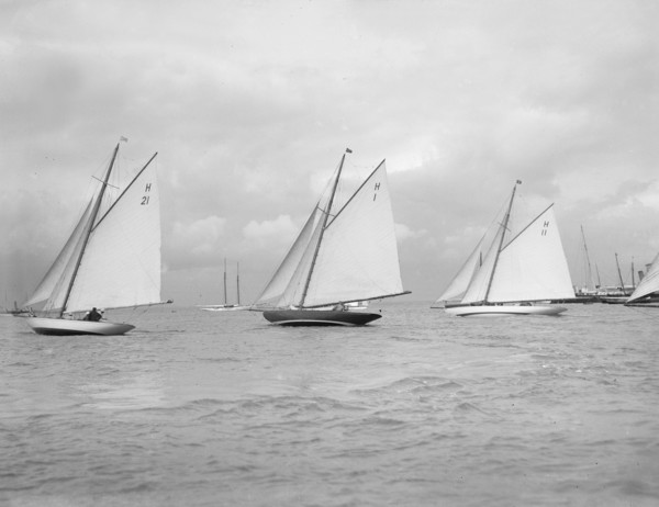 'Le Jade' (H21), the Norwegian 'Antwerpia IV' (H1) and 'Ventana' (H11) start the 8 Metre class race. Creator: Kirk & Sons of Cowes.