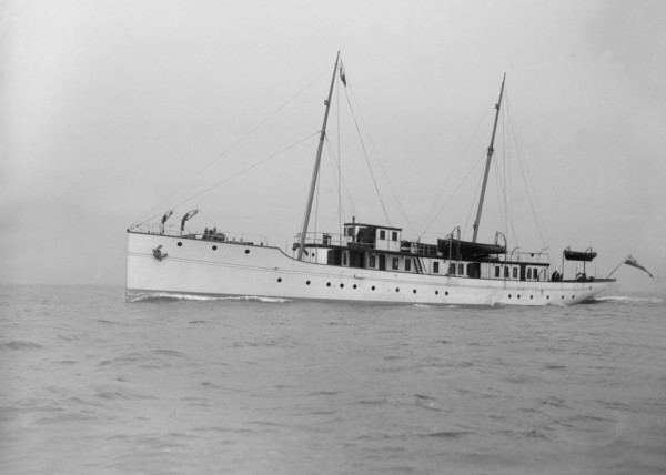 Motor yacht 'Pioneer' under way, 1915. Creator: Kirk & Sons of Cowes.