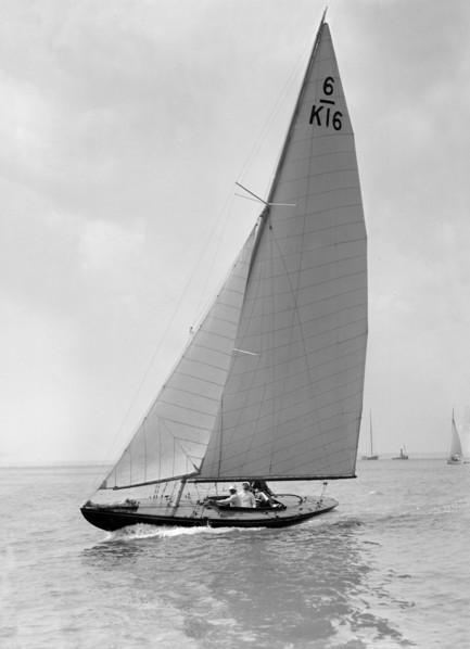 The 6 Metre 'Jean' (K16) sailing upwind, 1922. Creator: Kirk & Sons of Cowes.