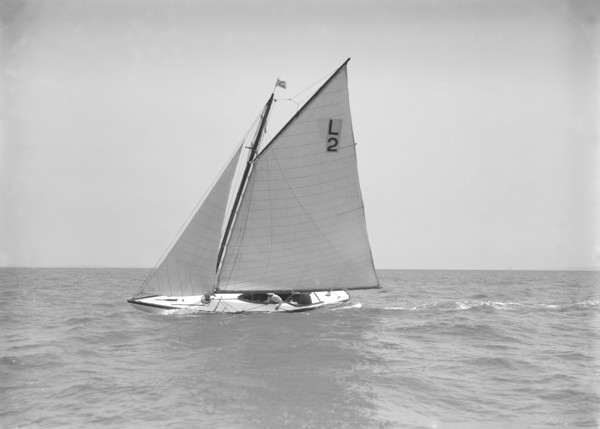 The 6 Metre 'Correnzia' close-hauled, 1911. Creator: Kirk & Sons of Cowes.