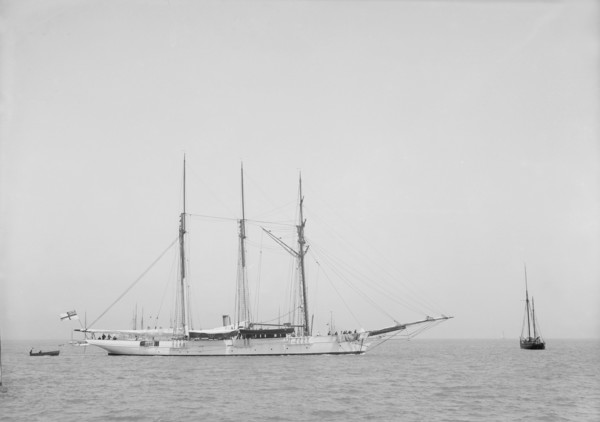 The 3 mast auxiliary schooner 'Czarina'. Creator: Kirk & Sons of Cowes.