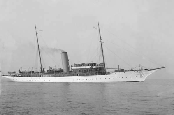 The 142 ton steam yacht 'Sapphire' under way, 1920. Creator: Kirk & Sons of Cowes.