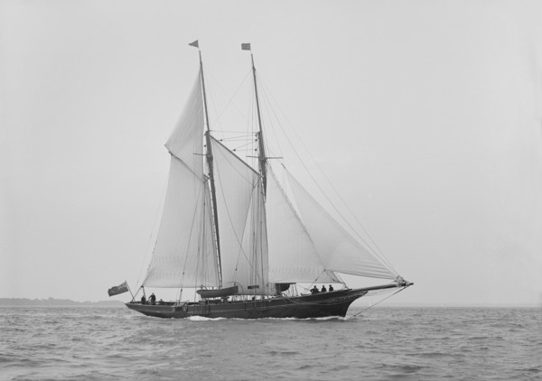 The schooner 'Hinemoa' underway, 1914. Creator: Kirk & Sons of Cowes.