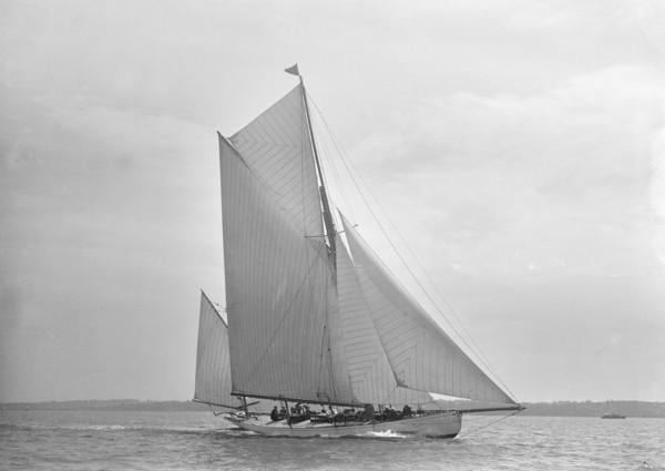 The 30 ton yawl 'Palmosa' under sail, 1911. Creator: Kirk & Sons of Cowes.
