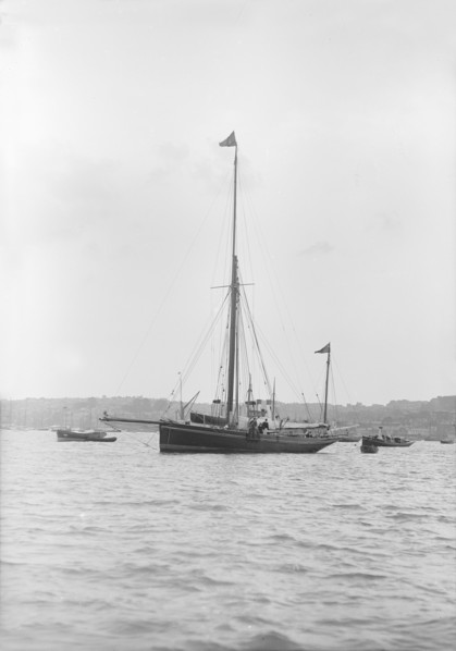 The 40 ton yawl 'Hyacinth' at anchor, 1913. Creator: Kirk & Sons of Cowes.