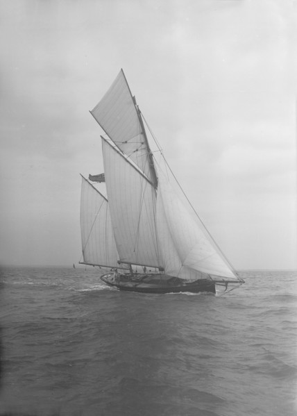 The ketch 'Corinda' under sail. Creator: Kirk & Sons of Cowes.