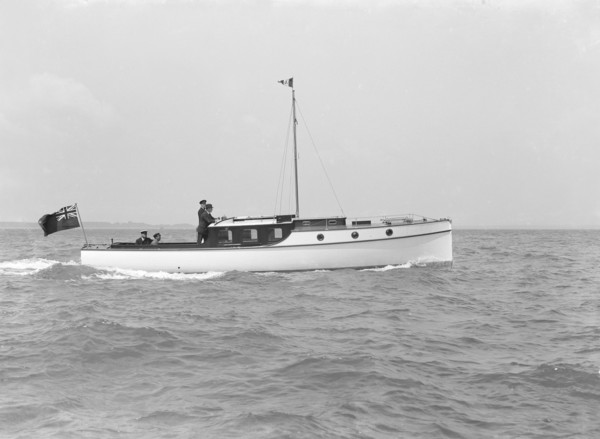 Motor yacht 'Stella Maris' under way, 1914. Creator: Kirk & Sons of Cowes.