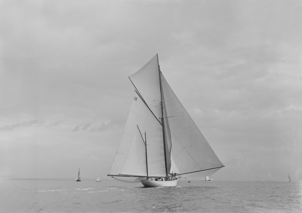 The yawl 'Sumurun' running downwind with spinnaker, 1922. Creator: Kirk & Sons of Cowes.