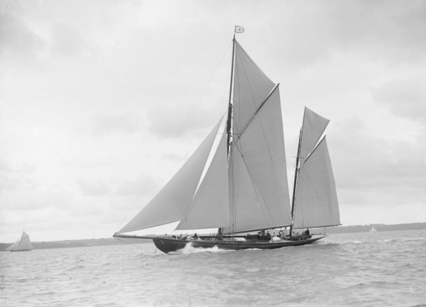The ketch 'Valdora' sailing close-hauled, 1912. Creator: Kirk & Sons of Cowes.