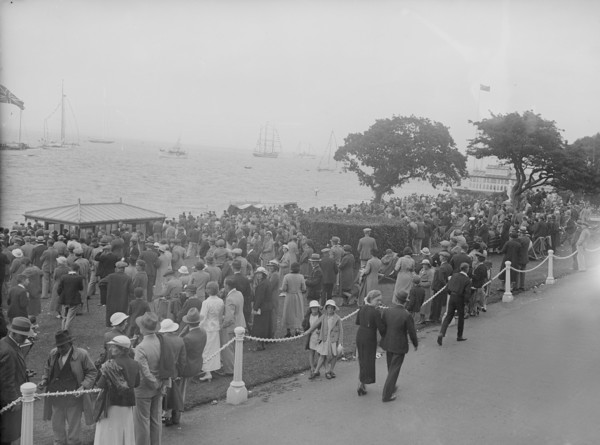 Spectators watching yachts at Cowes, Isle of Wight. Creator: Kirk & Sons of Cowes.