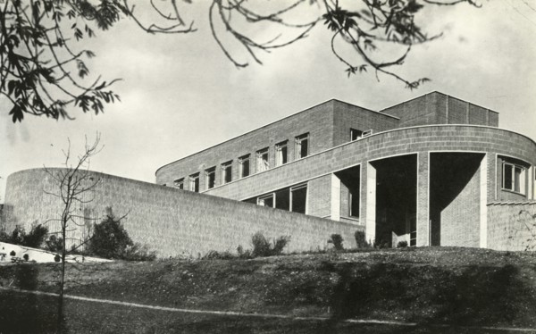 The Contemporary Idiom Brick House at Hampstead, London', 1941.