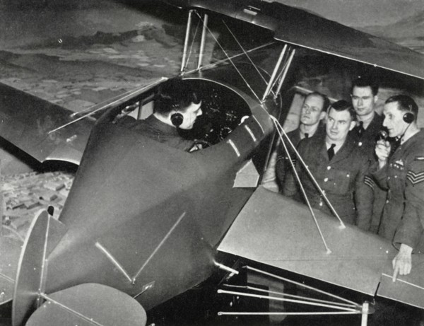 RAF personnel learning to fly in a flight simulator during the Second World War,1941