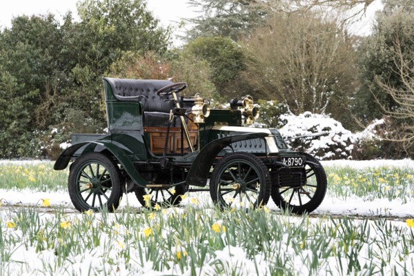 1904 De Dion Bouton model Q in snow with daffodils at Beaulieu. Creator: Unknown.